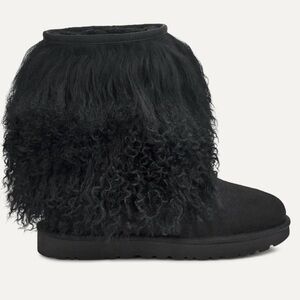 UGG Black Sheepskin Cuff Boots size 7 (fits like size 8)